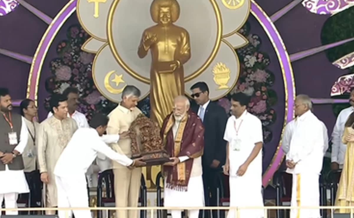 PM Modi pays obeisance to Sathya Sai Baba in Puttaparthi