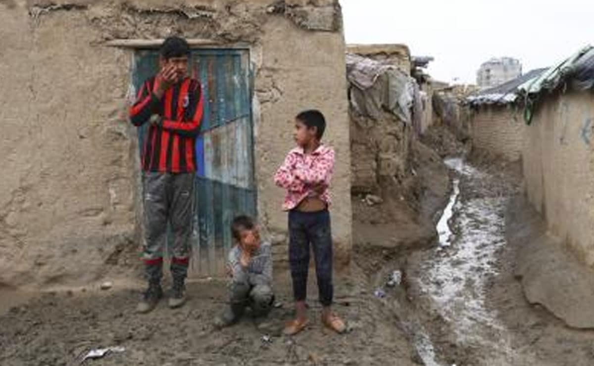 Over 7000 Afghan refugees return home from Pakistan and Iran in single day