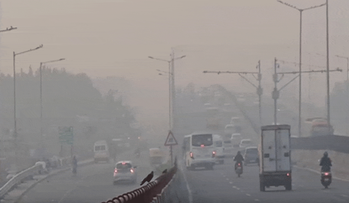 Toxic smog continues to engulf Delhi, AQI remains above 400