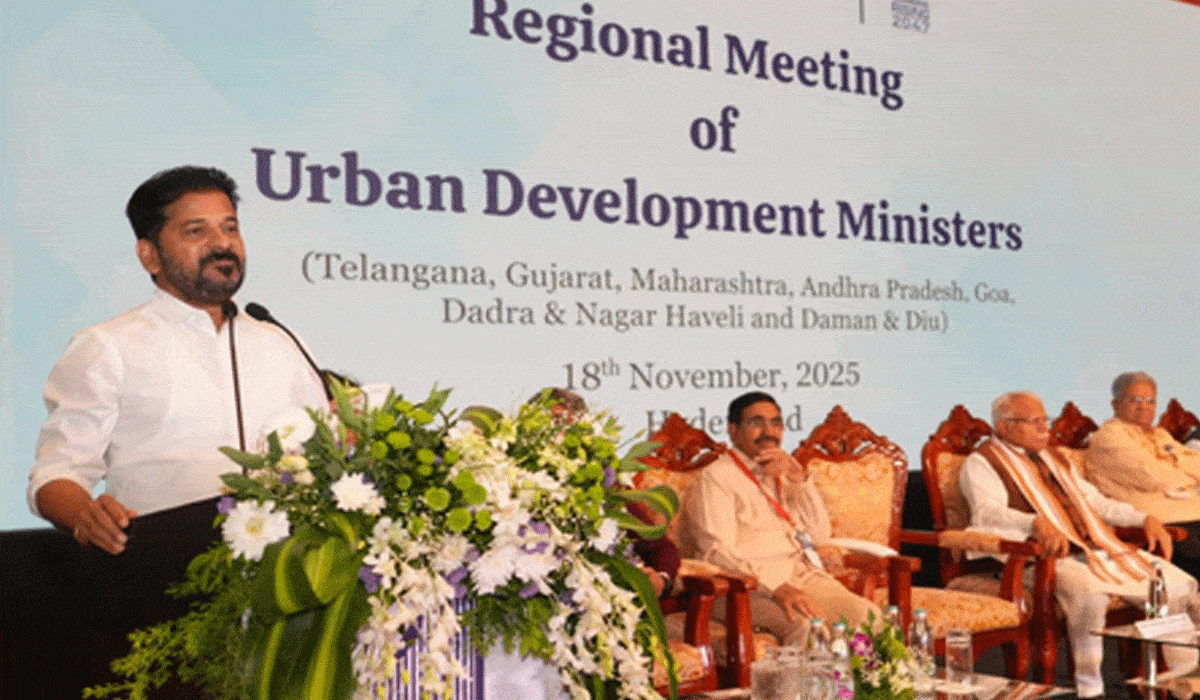 Telangana CM seeks Centre's help for mega projects