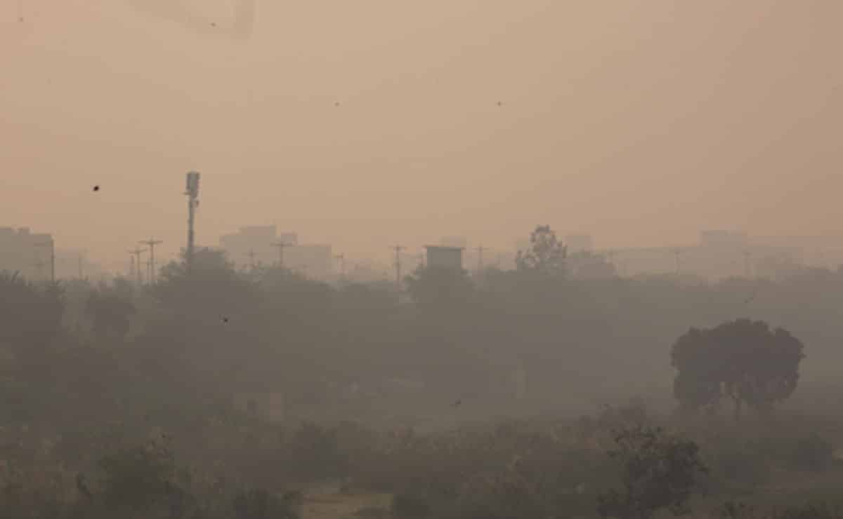 Smog chokes Delhi-NCR as AQI breaches 400 mark in several places