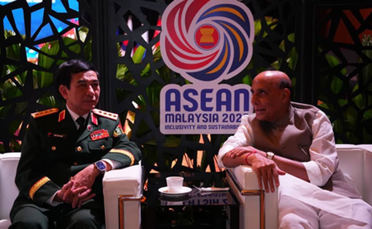 Rajnath Singh meets Vietnamese Defense Minister Phan Van Giang in Kuala Lumpur