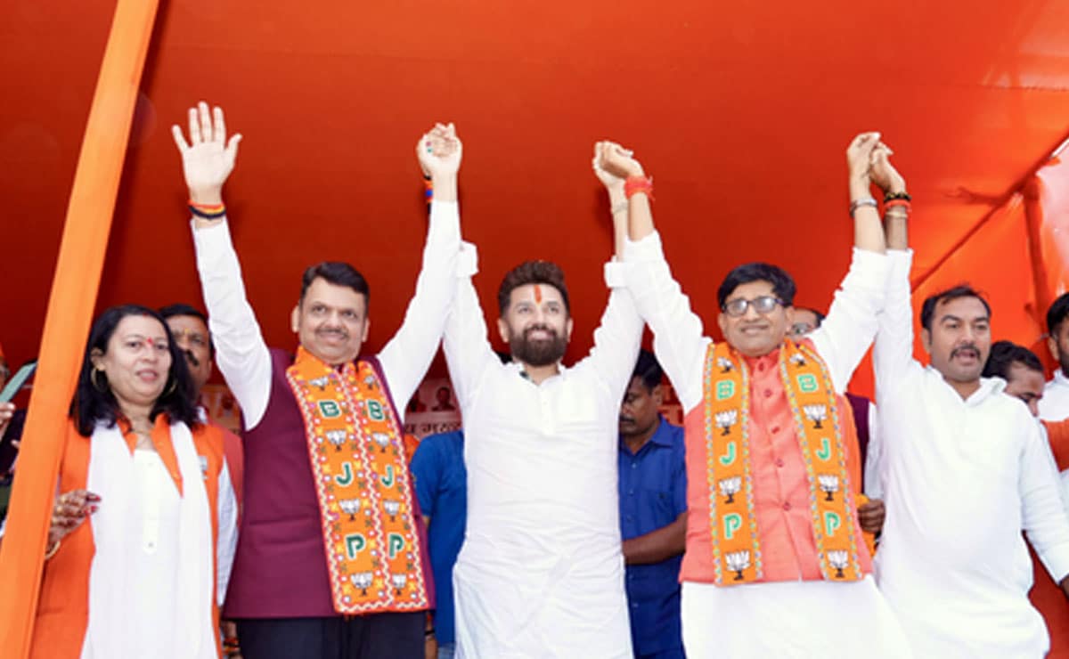 Ahead of PM Modi’s poll rally, Fadnavis talks of PM’s ‘hearty’ bonding with Bihar residents