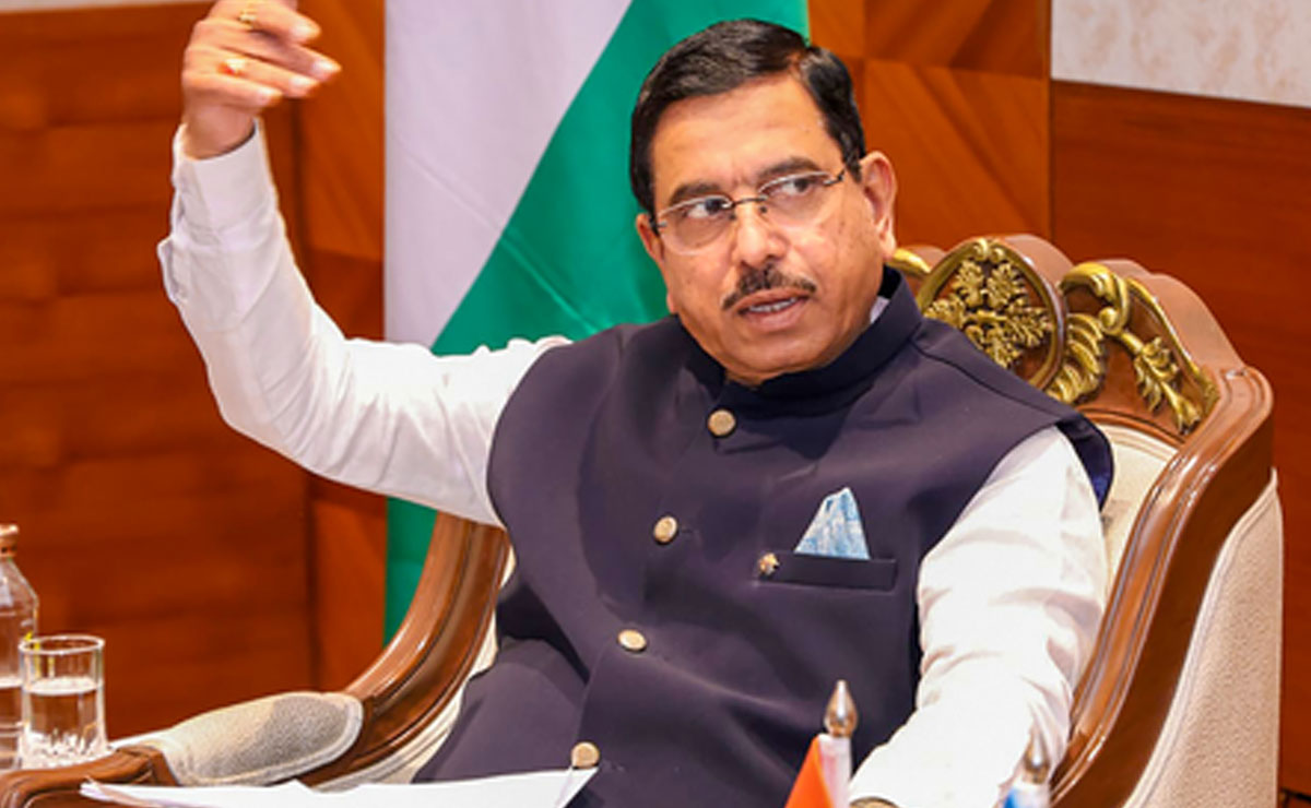 Karnataka Cong crisis: Union Minister Joshi alleges Siddaramaiah, Shivakumar 'purchasing MLAs' for support