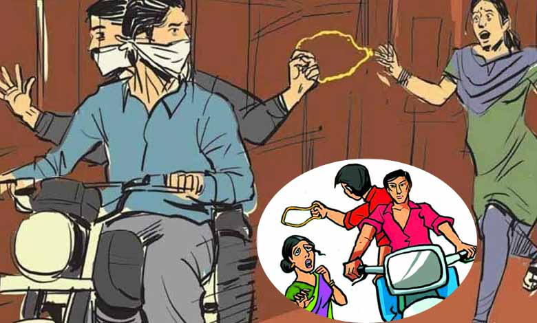 The staff of RC Puram police station and CCS, Madhapur Zone, apprehended a robbery accused involved in a gold chain snatching case under the jurisdiction of Ramachandrapuram PS.