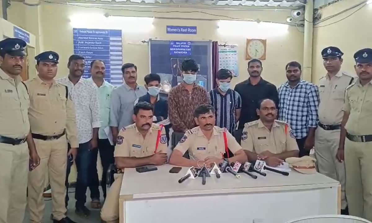 Interstate Burglary Gang Busted in Balapur; Gold and Silver Worth ₹14 Lakh Recovered, 7 Cases Solved