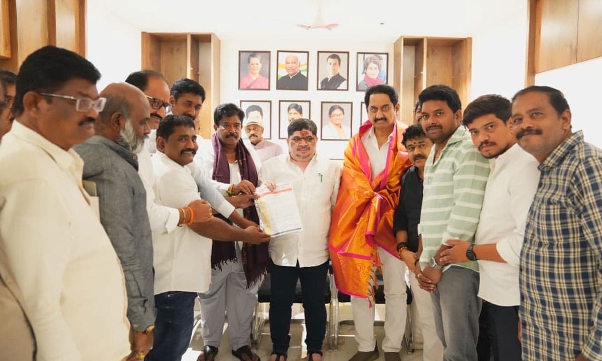 TV Serials Federation Backs Congress Candidate Naveen Yadav After Meeting with Ponnam Prabhakar and Actor Suman