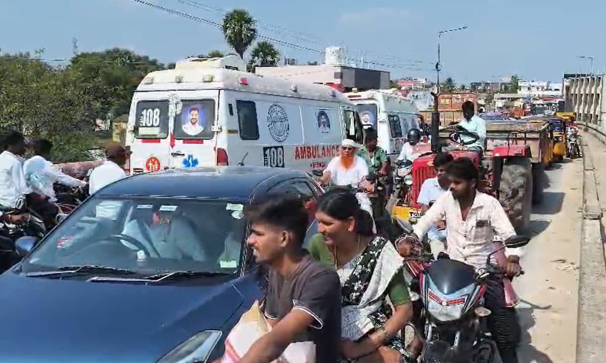 Heavy Traffic Jam at Tandur Bridge Causes Hour-Long Snarl-Up; Two Ambulances Stuck