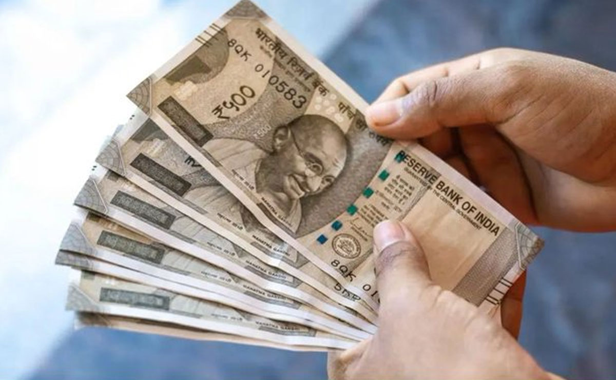 Congress takes swipe at PM over rupee's 'free fall'