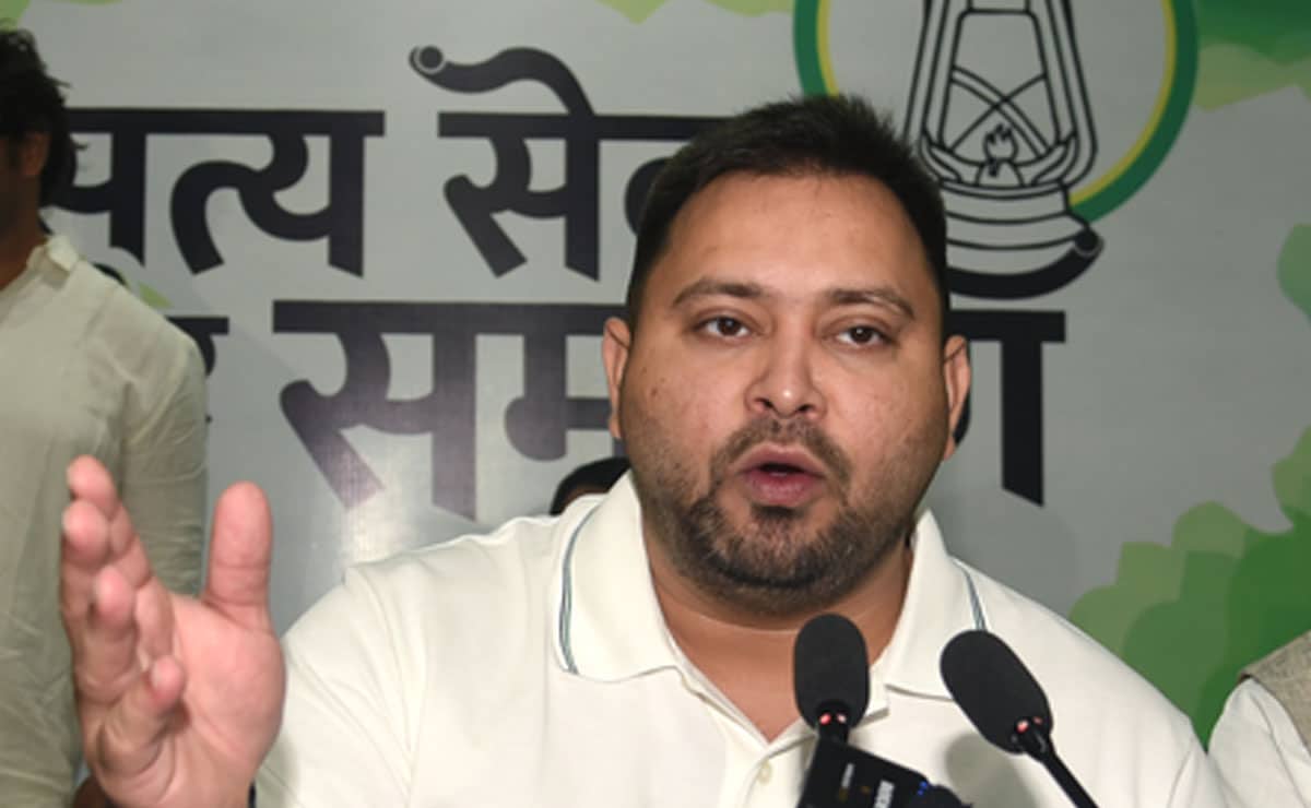 Tejashwi celebrates 36th birthday during rally in Bihar's Karakat