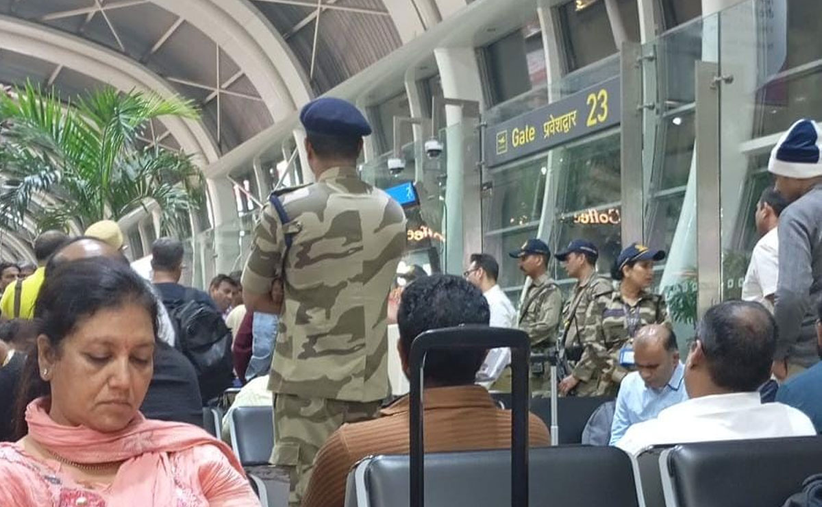 Passengers of Delayed Indigo Flight Protest at Mumbai Airport, Disrupting Morning Operations