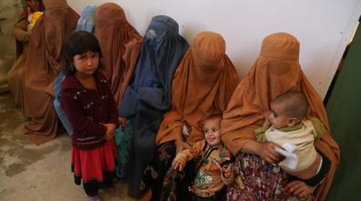 Pakistan, Iran deport over 3,500 Afghan refugees in single day: Taliban