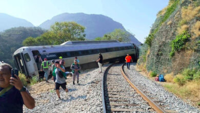 13 killed, 98 injured after passenger train derails in Mexico