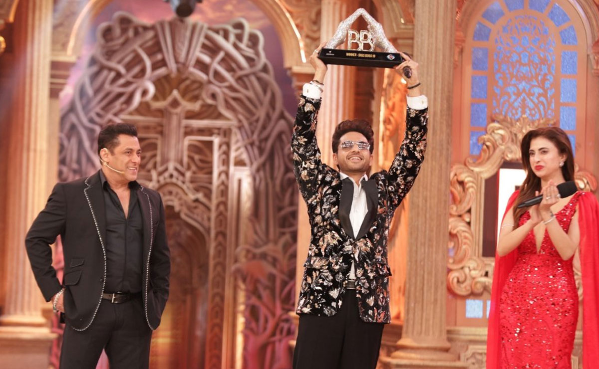 Gaurav Khanna lifts the "Bigg Boss 19' trophy