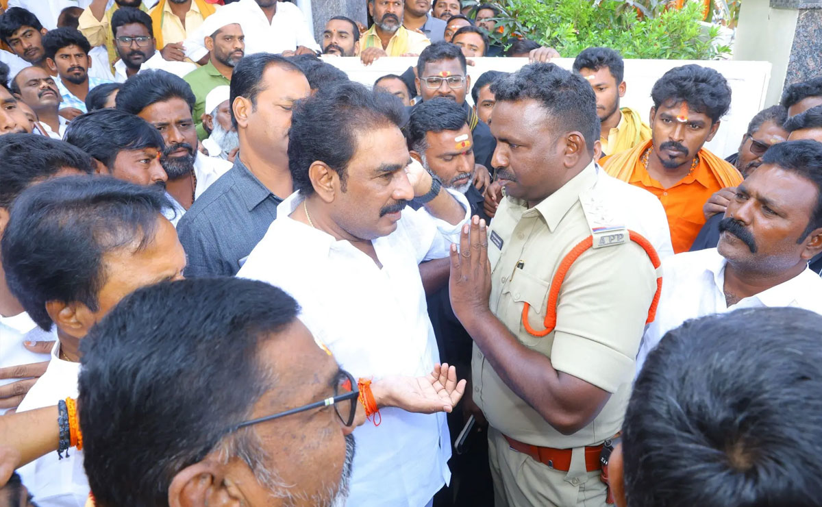 Former YSRCP MLA, brother surrender in TDP workers double-murder case