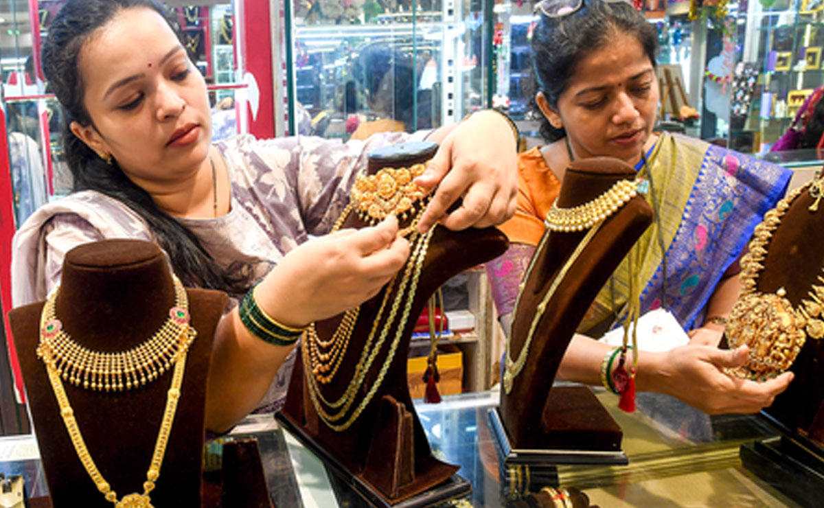 Gold rises to record high over strong safe haven demand