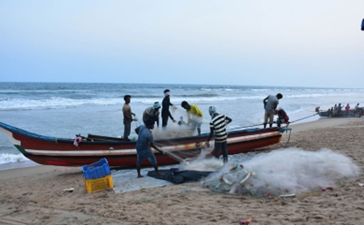 Sri Lankan Navy arrests 12 TN fishermen, impounds trawler near Dhanushkodi