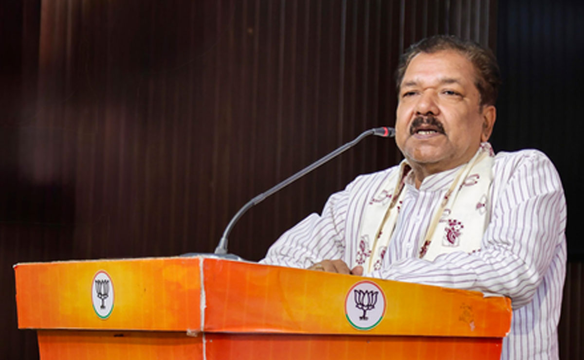 'Shashi Tharoor is skilled, Rahul Gandhi creates drama': BJP on Congress' banquet row