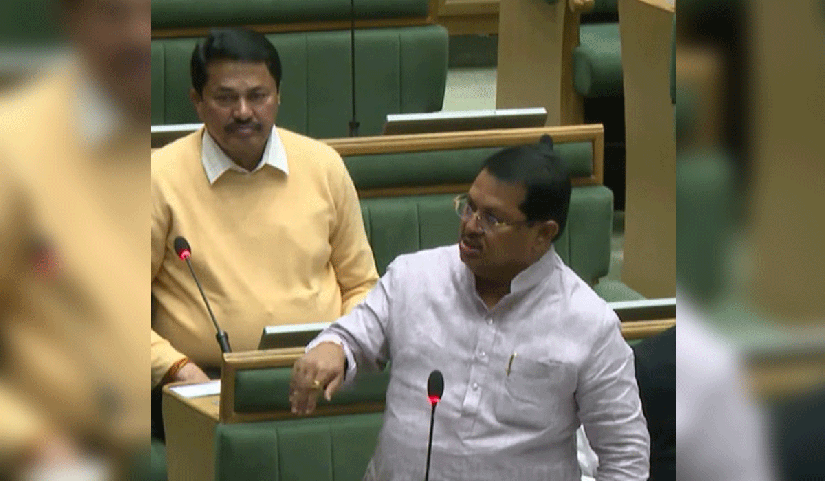 Maha Opposition protests police action against trainees of CM Yuva Karya Prashikshan Yojana