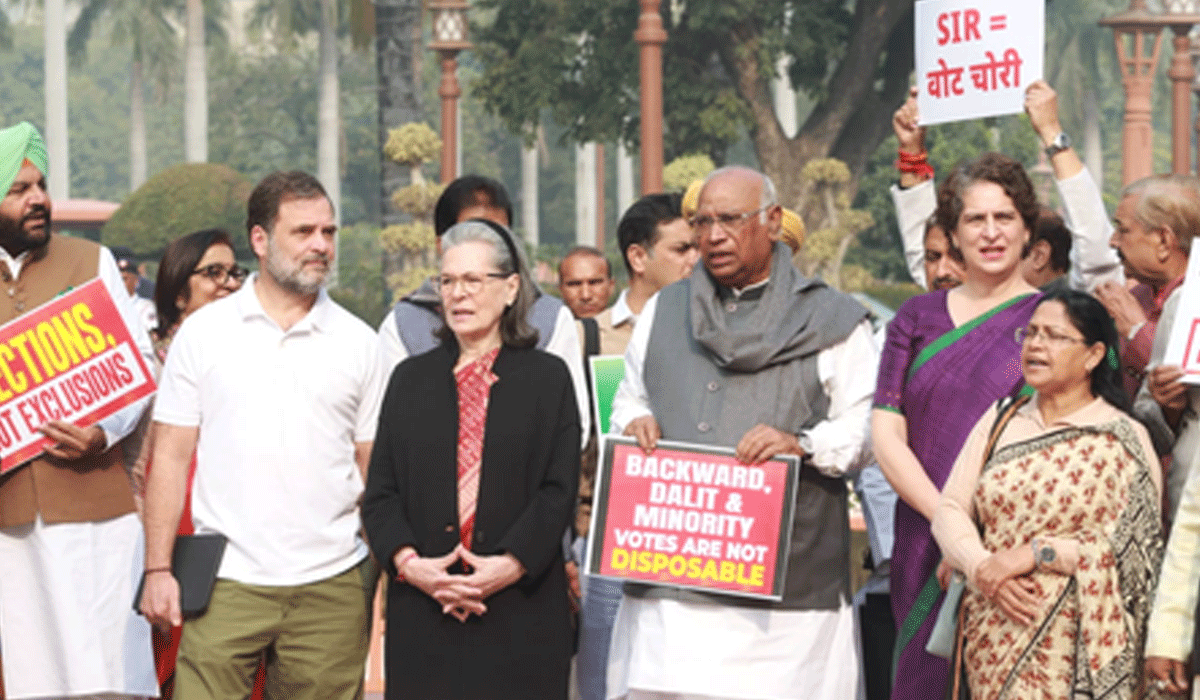 Opposition stages protest in Parliament premises, Rahul and Priyanka lead charge over SIR