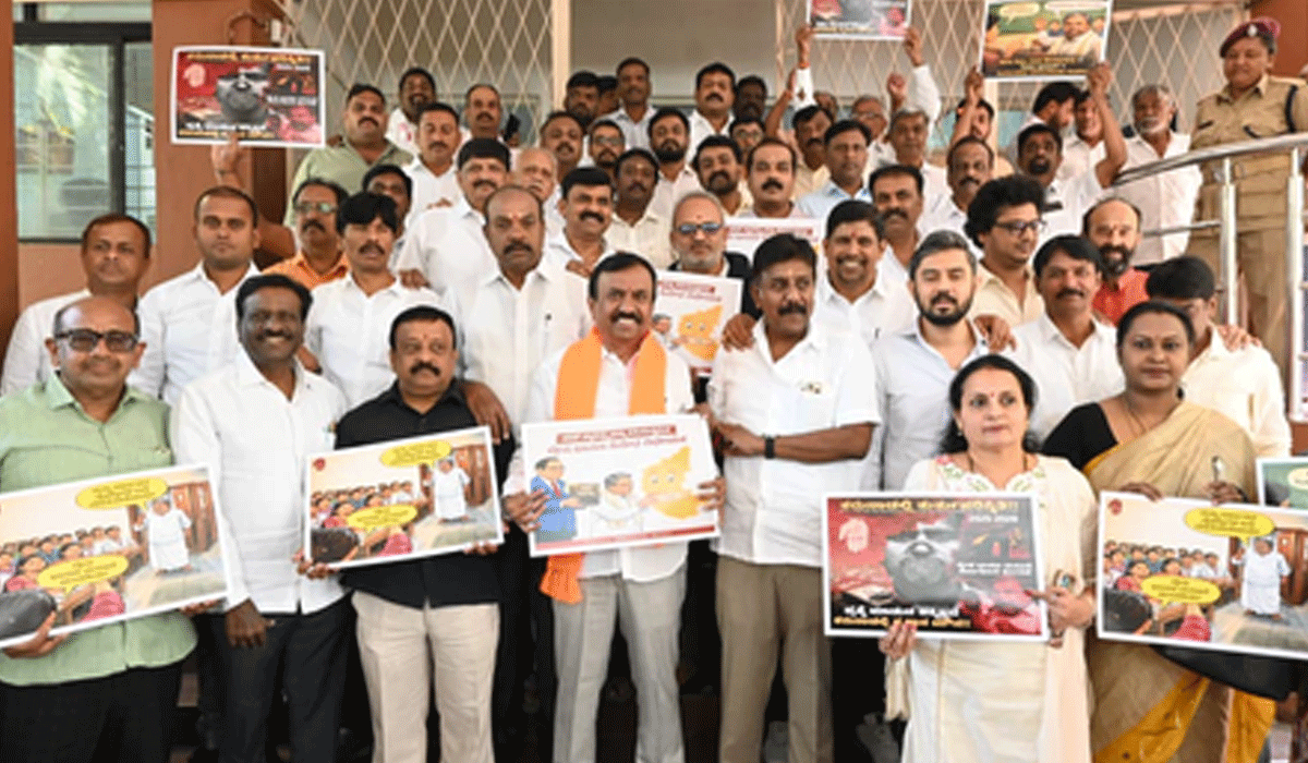 Hate speech Bill: K'taka BJP stages protest, submits memorandum to Governor, CM