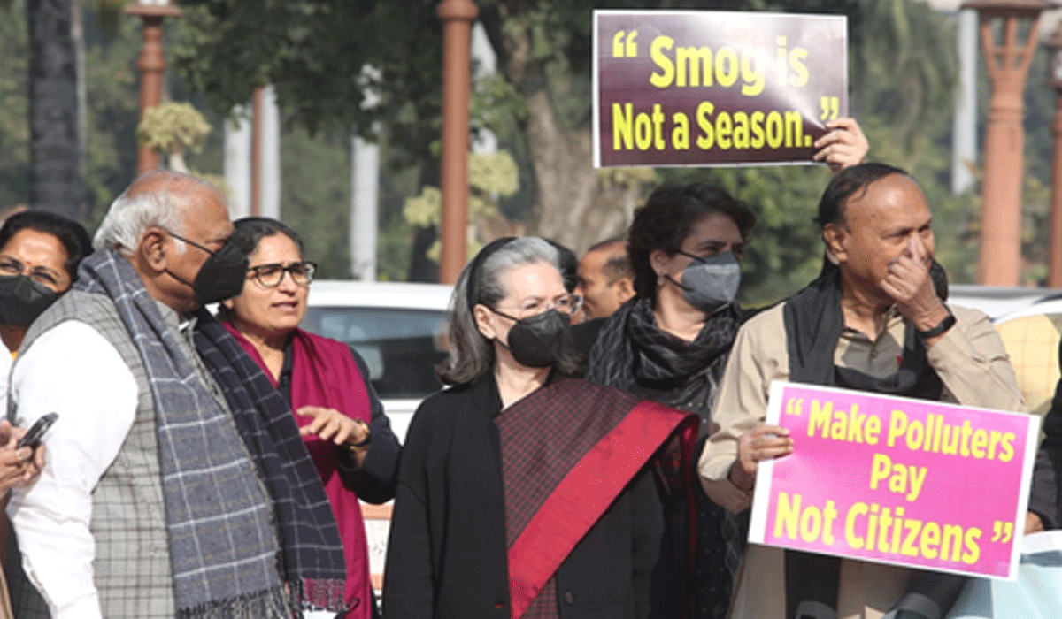 Children dying, elderly suffering': Sonia, Priyanka target Centre over air pollution