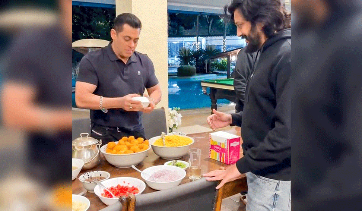 Salman Khan serves a delectable portion of ‘Bhau chi bhel’ to Riteish Deshmukh