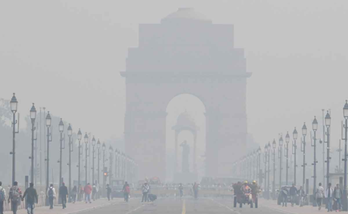 Dense fog grips Delhi-NCR, AQI remains in 'very poor' category