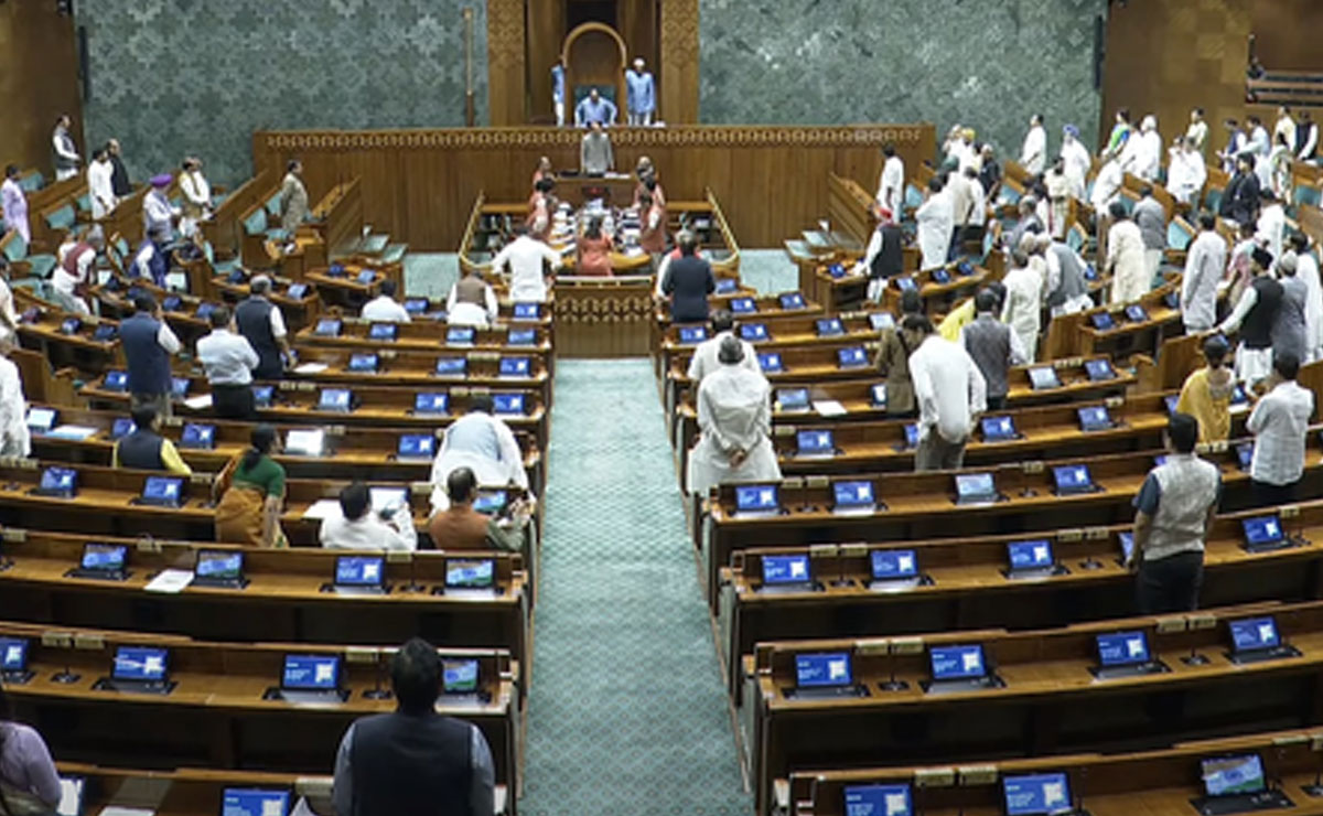 Lok Sabha pays tribute to Dharmendra, four other former members