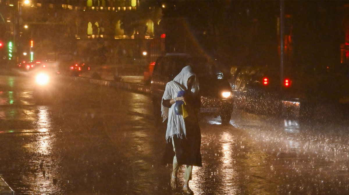 New Year begins on a wet note for Mumbaikars, unexpected rain drenches parts of city