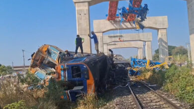 Crane collapse derails train in Thailand, killing 22