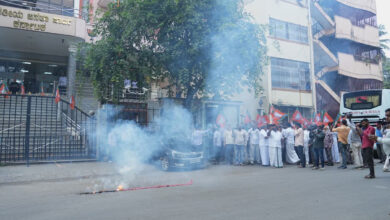 BJP Celebrates Maharashtra Civic Poll Win in Bengaluru, Firecrackers and Sweets Mark Victory
