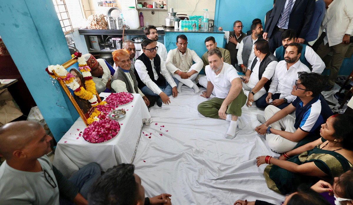 Rahul Gandhi meets kin of contaminated water tragedy victims in Indore's Bhagirathpura