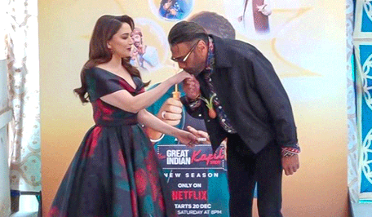 Jackie Shroff kisses Madhuri Dixit’s hand in a chivalrous gesture, reunion sparks ’90s nostalgia