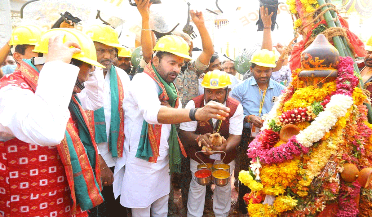 Central ministers Jural Oram, Kishan Reddy participate in Medaram tribal fair