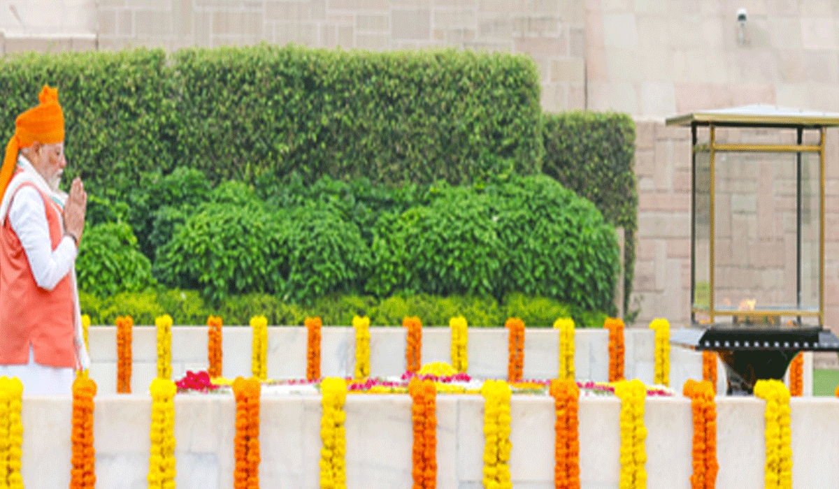 PM Modi pays tribute to Mahatma Gandhi, says his ideals will forever continue to inspire