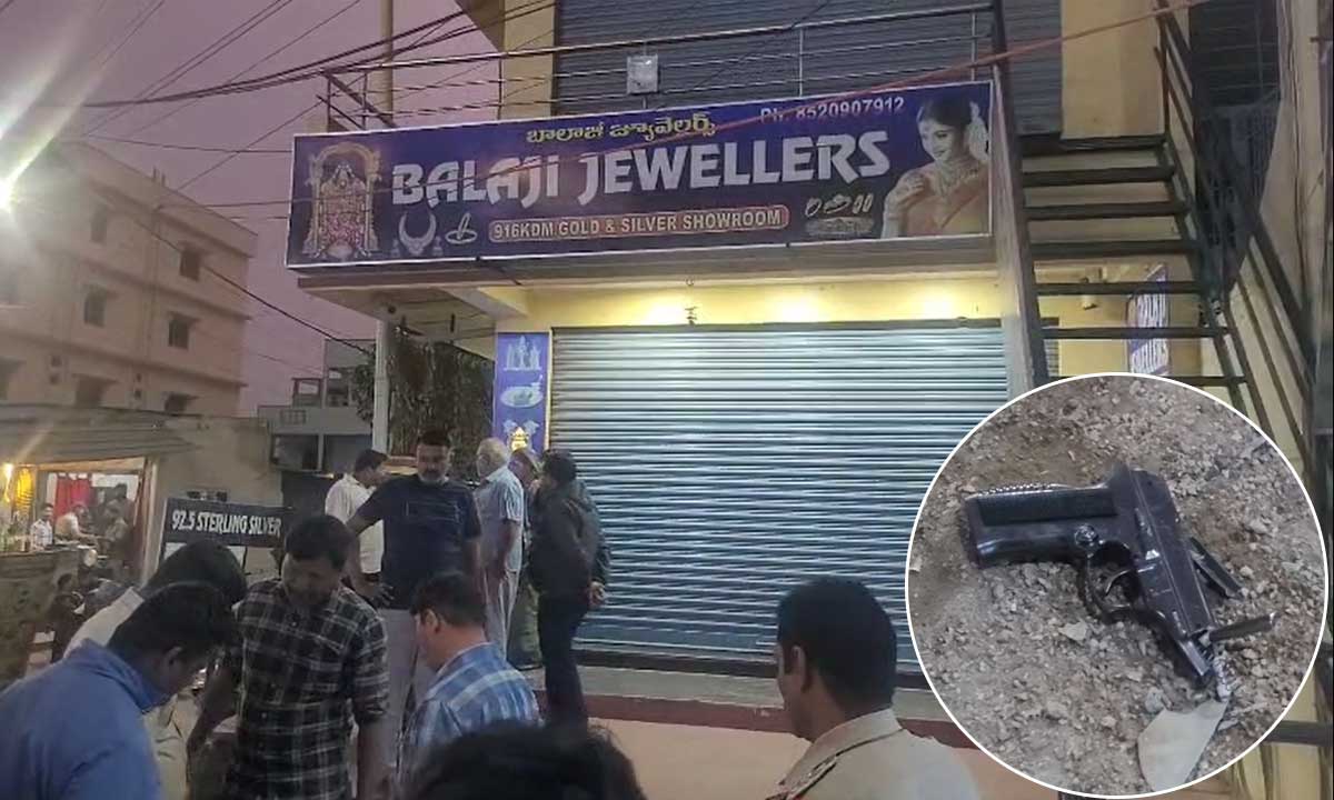 Gold Shop Robbery Attempt Foiled in Keesara Area, Accused Escapes