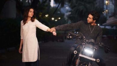 Aneet Padda & Ahaan Panday celebrate 6 months of 'Saiyaara' by recreating a popular scene