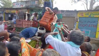 Distressed Farmers Distribute 1,200 Kg of Tomatoes for Free in Telangana’s Mahabubabad
