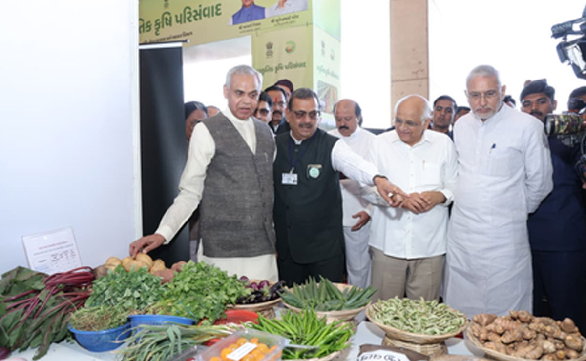 Governor Acharya Devvrat inaugurates 'Prakritik Krishi Utpadan' exhibition