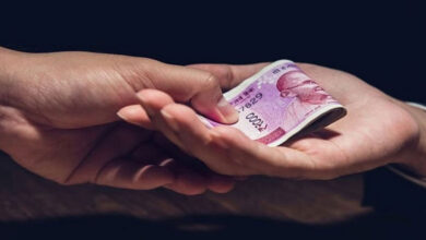 FDA clerk caught at Mantralaya by ACB accepting bribe of Rs 35,000