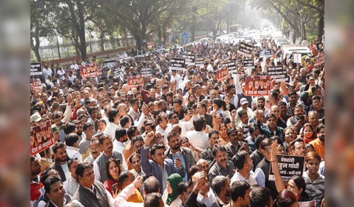Delhi BJP workers protest outside Congress office, demand Rahul's apology