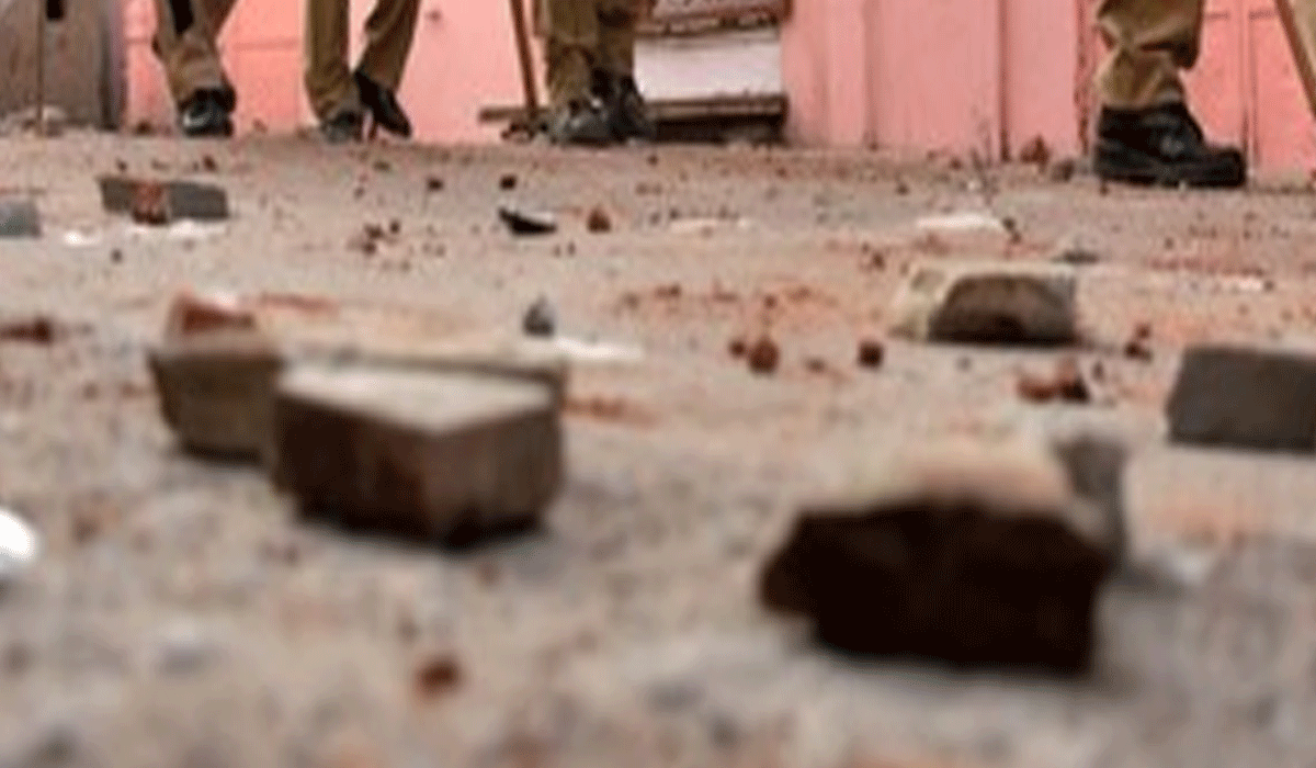 Several injured as BJP and Congress workers pelt stones during protest in Indore