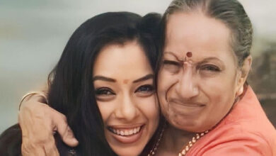 Rupali Ganguly & her 70 year-old mother dance their heart out to Shararat from Dhurandhar