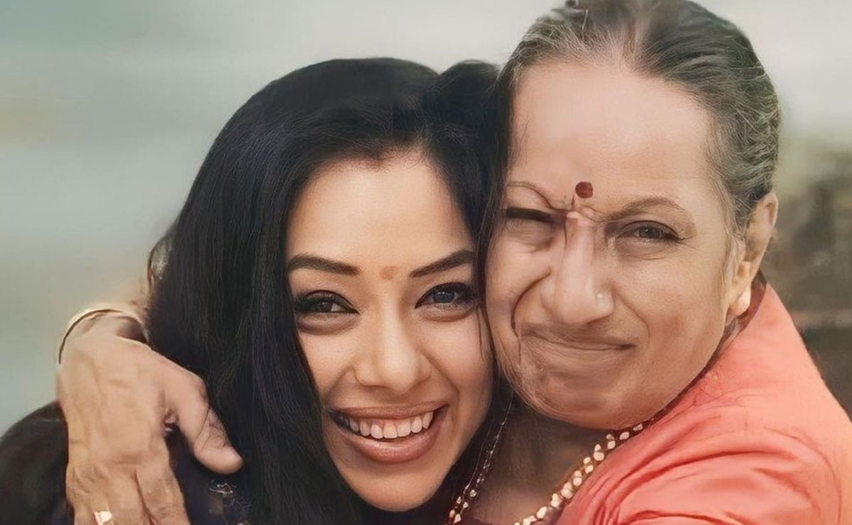Rupali Ganguly & her 70 year-old mother dance their heart out to Shararat from Dhurandhar