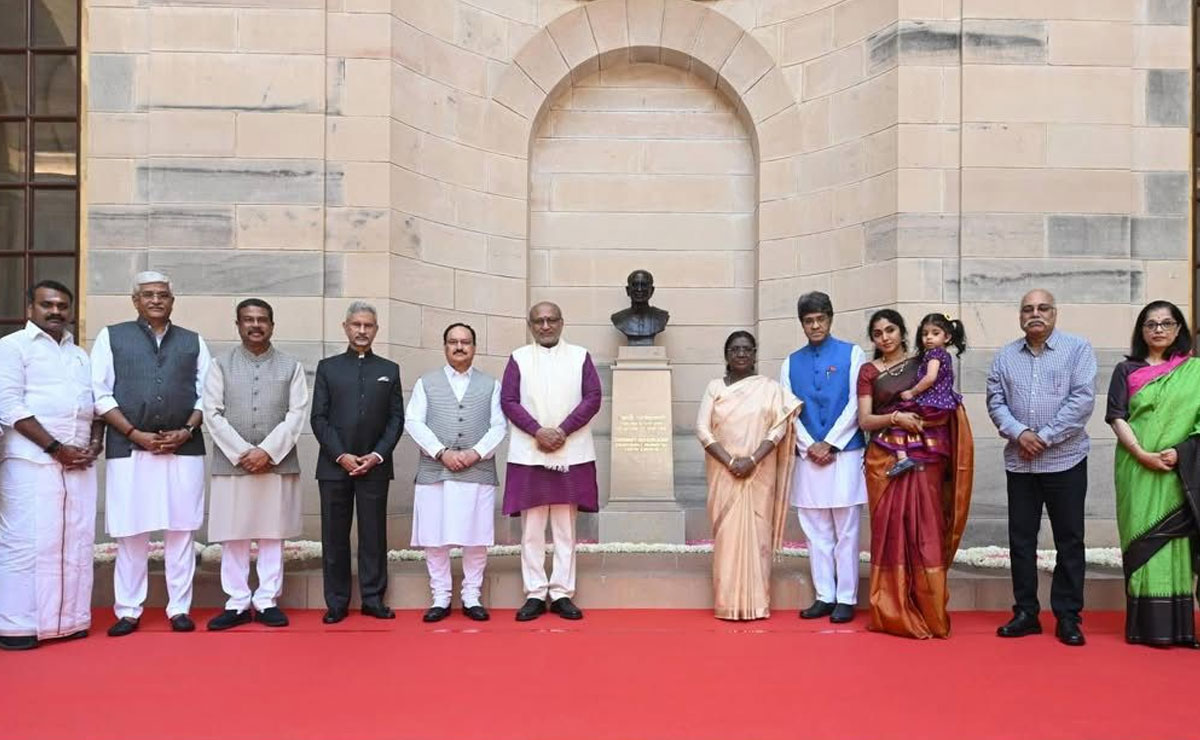 Udit Raj questions selective commemoration of history, Tharoor praises unveiling of Rajaji statue