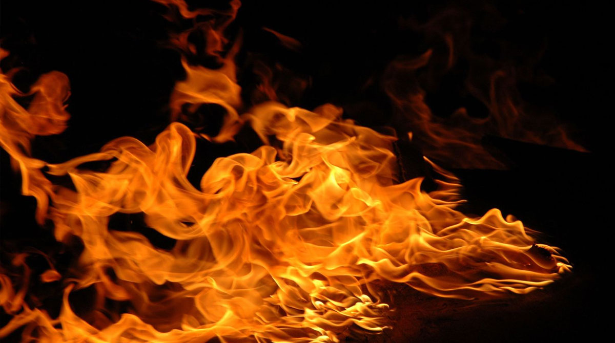 Fire breaks out in train compartment in Bengal station, no one injured