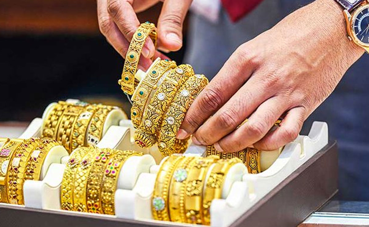 Gold, silver prices rise over macro-economic factors