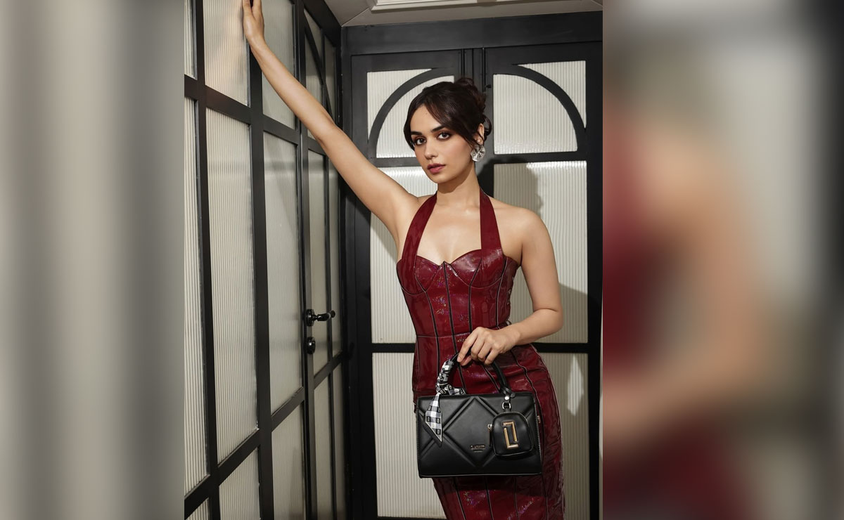 Manushi Chhillar celebrates parents' 35th wedding anniversary