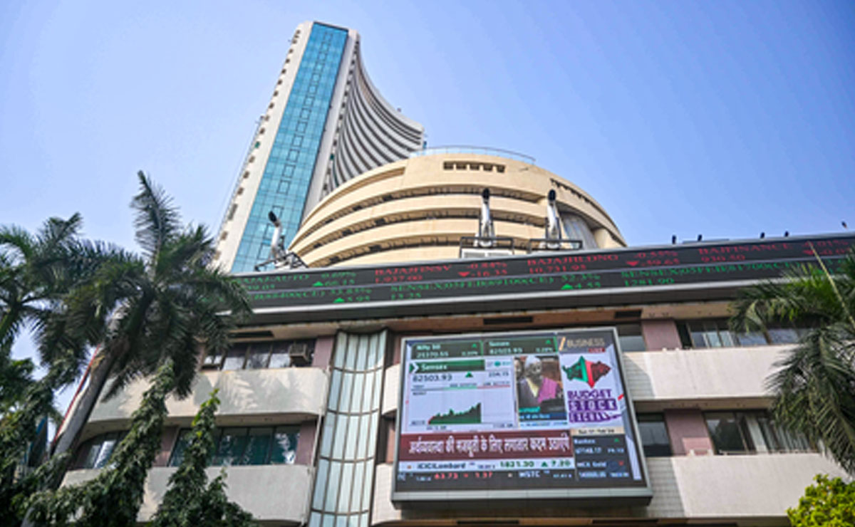 Indian stock markets trade lower, metals lead losses